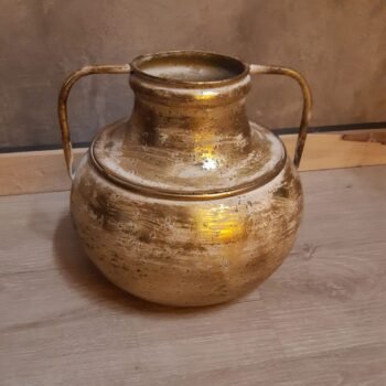 Florero jarrón vintage de metal dorado gastado de 19 x 16 cm