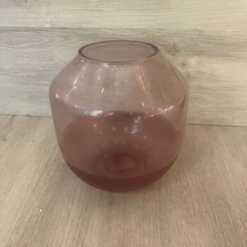 Florero de vidrio fume rojo con base esmerilada de 17 x 18 cm