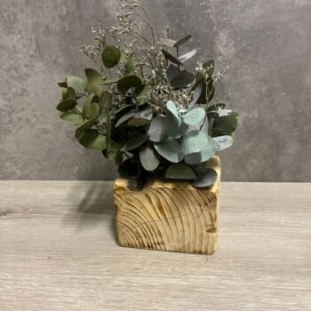 Ramo de flores preservadas en maceta en bloque de madera cuadrada de 11 x 22 cm