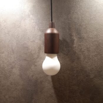Foco led a pila para colgar con sistema de tirar para prender y apagar