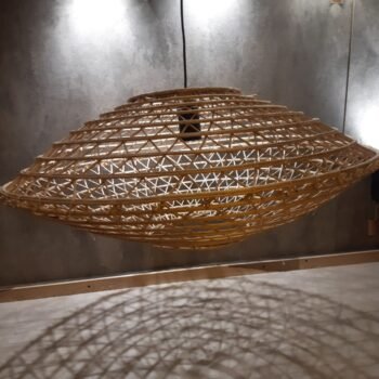 Colgante artesanal de mimbre calado modelo Geoide de 80 x 30 cm