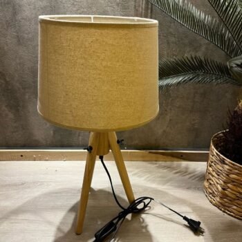 Velador de mesa retro de madera con pantalla de tapizado crudo de 25 x 56 cm