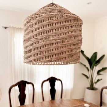 Colgante artesanal Lia Brown de fibras naturales y estructura metalica de 45 cm