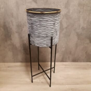 Porta maceta de metal gris labrado con pie de metal grande de 26 x 67 cm