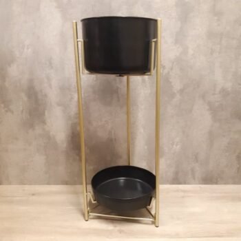 Porta maceta de metal negro liso con pie de metal dorado de 26 x 72 cm