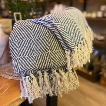 Manta de algodon con flecos Flamingo en color gris o azul de 125 x 150 cm