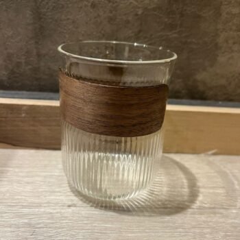 Mug de vidrio Barton con guarda de madera de 380 ml