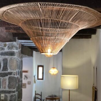 Colgante artesanal Petrea Brown de fibras naturales y estructura metalica de 60 cm