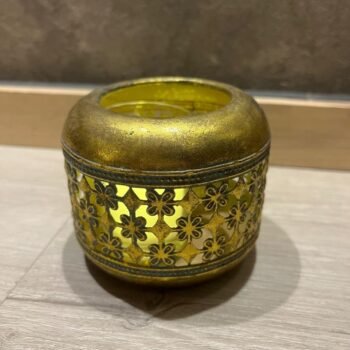 Posa vela de metal calado dorado vintage con base vidrio de 10 x 10 x 5 cm