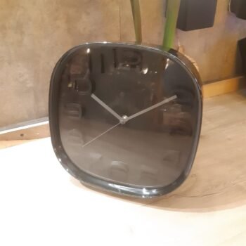 Reloj de pared negro Brooklin black numeros en relieve de 28 cm