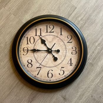 Reloj de pared vintage mapamundi marco negro y dorado con frente de acrilico de 45 x 4 cm