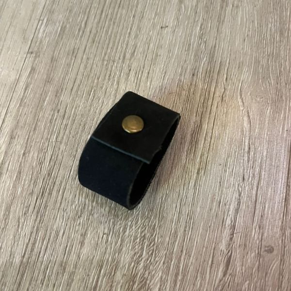 Pack de 4 servilleteros de cuero negro con boton dorado