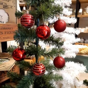 Set de 12 bolas de navidad para colgar rojas con dorado, satinadas y con brillo de 6 cm