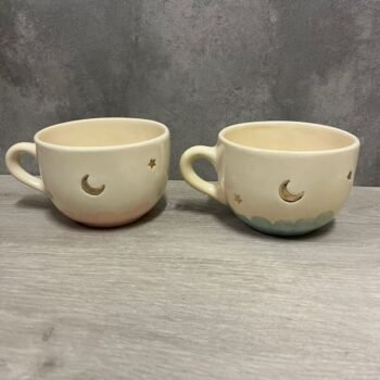Tazon de ceramica artesanal pintado a mano con detalles de lunas y estrellas doradas