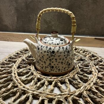Tetera de ceramica black flower con manija de bambu mediana