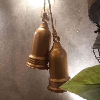 Adorno de tira con campanas de metal doradas de 59 cm
