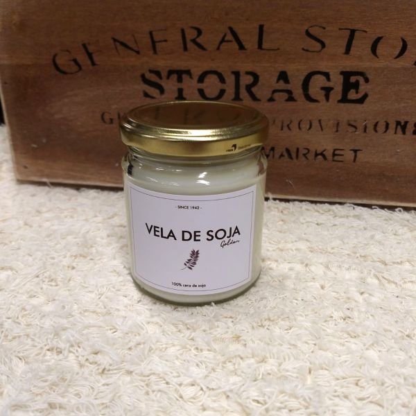 Vela de soja aromatica en frasco de vidrio con tapa metalica dorada