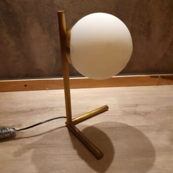 Velador paz con pies de bronce y tulipa globo de vidrio opal 32 cm