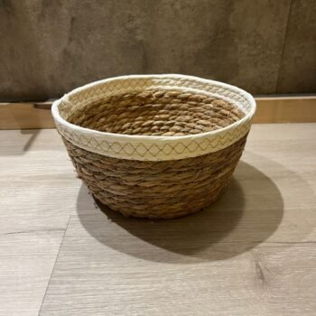 Canasto chico de seagrass natural con borde blanco de 19 x 13 cm