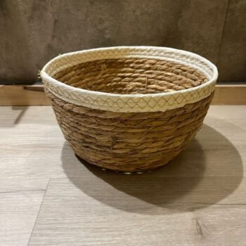 Canasto mediano de seagrass natural con borde blanco de 23 x 15 cm