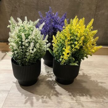 Flores con pastos artificiales en maceta de pvc de 10 x 20 cm