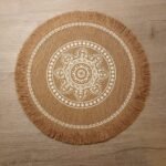 Plato de sitio / individual de arpillera fina con flecos flor de 38 cm