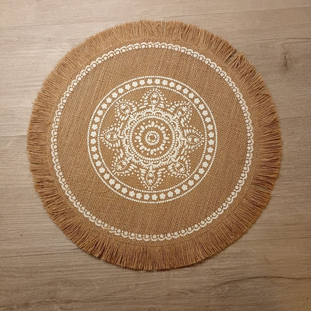 Plato de sitio / individual de arpillera fina con flecos flor de 38 cm