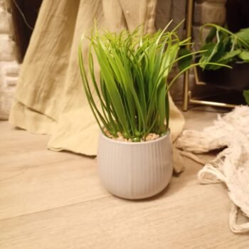 Pasto artificial en maceta de ceramica gris facetada de 20 cm