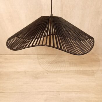 Colgante artesanal modelo mini capelina de polyester negro de 50 x 20 cm