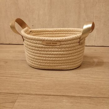 Cesta ovalada de fibras de algodon natural con hilos dorados de 20 x 12 x 12 cm