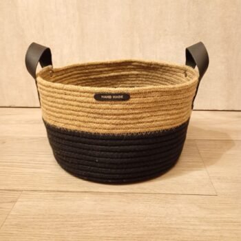 Cesta redondo combinado de algodon negro y fibras de yute natural de 28 x 22 cm