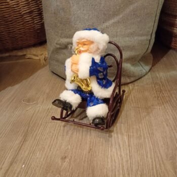 Papa Noel electrónico blusero en silla de 18 cm