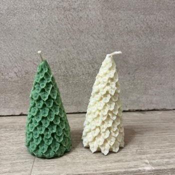 Vela aromatica de cera pinito con hojas navideño de 4 x 9 cm