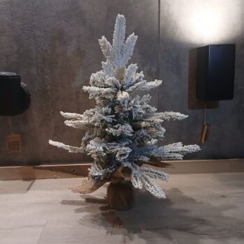 Arbol pino de navidad nevado con base de arpillera de 45 cm
