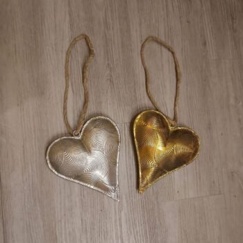 Colgante corazón de metal labrado con tira de yute de 20 cm
