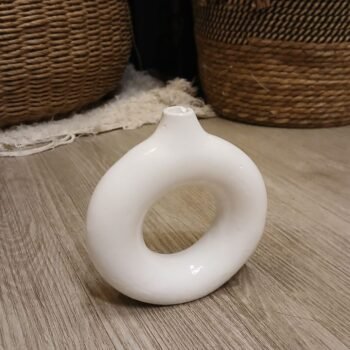 Florero de cemento pintado modelo Dona chica de 13 x 14 cm