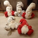 Adorno navideño muñeco de telas duende patas cortas de 30 cm