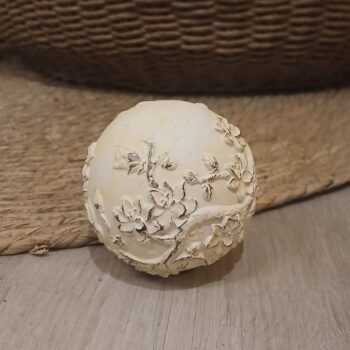Esfera de resina blanca floral de 7,5 cm