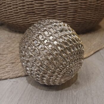 Esfera de resina metalizada estilo encadenado de 10 cm
