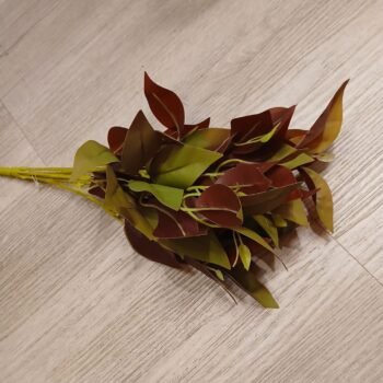 Rama de hojas verdes con tonos rojizos artificiales de 45 cm