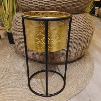 Porta maceta de metal dorado con base negra chica de 20 x 33 cm