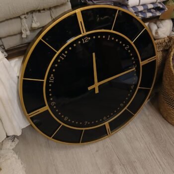 Reloj de pared negro espejado con marco de metal dorado de 60 cm