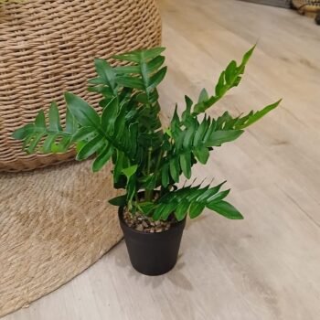 Planta artificial con hojas estilo palmera de 27 cm en maceta negra