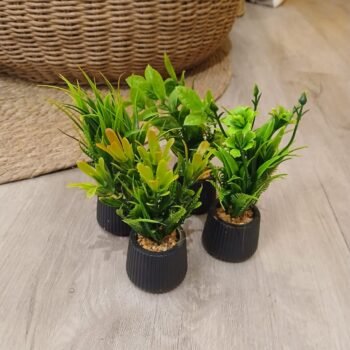 Planta artificial miniatura verde en maceta negra de 5 x 15 cm