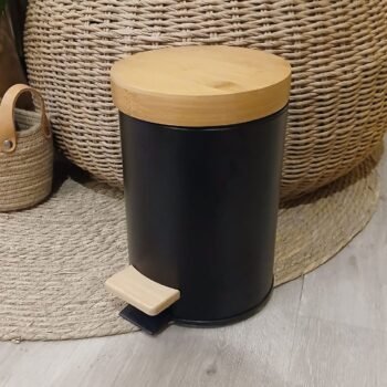 Cesto de residuos metalico negro con tapa de bambú