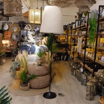 Lampara de pie artesanal con pantalla de arpillera natural de 180 cm