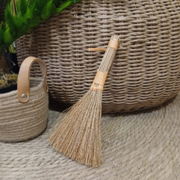 Escoba chica de paja y mimbre decorativa de 25 cm