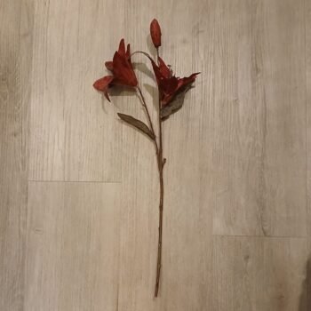 Rama de flores rojizas artificiales estilo lirio de 52 cm