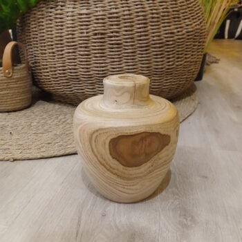 Jarron artesanal de madera de guayubira torneada macizo chico de 18 x 15 cm