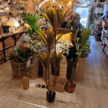 Planta estilo palmera rojiza artificial en maceta negra de 140 cm